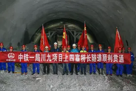 避开著名的九寨“九道拐”新川九路上四寨特长隧道贯通图片