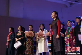 龚琳娜带北京中小学音乐教师唱古诗词“留住中国声乐”图片