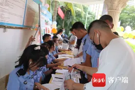 海南政法职业学院喜迎新生入学 暖心提供“一站式”入学服务图片