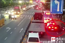 网约车开门撞伤路边骑车人，监控中出现令人气愤的一幕图片