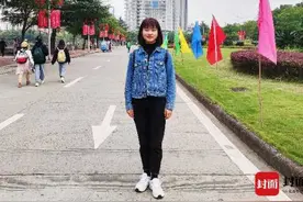 大学新生开学了，00后退伍女兵报到图片
