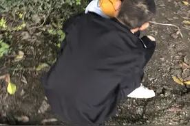 路遇年轻女子跨桥欲轻生 川传保安一把抱回，女教师死死抓住她图片