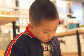 9岁男孩看到妈妈英语笔记，内疚哭泣没好好学习 妈妈：他现在更爱学习了图片