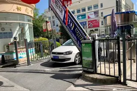 有车位为何停临时车位？松江这个小区出实招，业主纷纷表示：理解图片