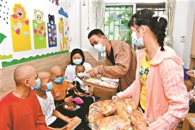 爱心在接力 小面包传大爱图片