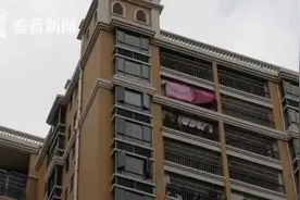 4名熊孩子22楼天台玩耍 还爬上护栏跑跳行走……图片