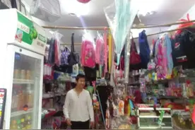 出生患上脑瘫，母亲从小背他上学，如今已开店7年成老板：诚信经营是我对自己的要求图片