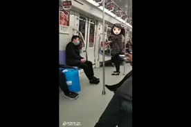 女子竟在地铁车厢内啃饼、跳操！网友坐不住了…图片