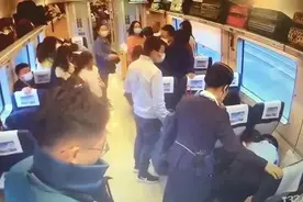 痛啊！列车上，他们伸出了手指让他咬……图片
