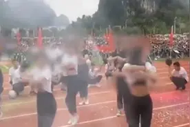校方回应运动会开幕式女生跳“撩衣舞”：审查时撩衣幅度不大视频封面
