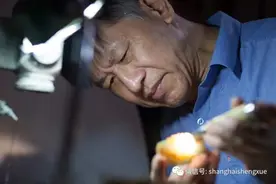守护非遗：巴掌大翡翠上雕出百余只老虎，他在毫厘间做文章图片
