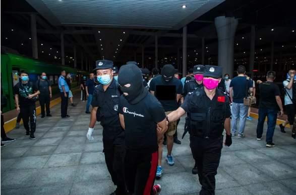 “老师”教买股票，警方打掉特大跨境“杀猪盘”团伙，涉案金额超2亿！骗子“话术本”曝光