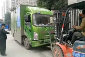 货车“崴脚”行路难 小叉车赶来救援图片