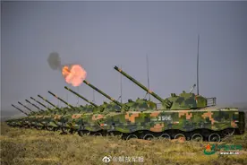 大漠戈壁，战车一字排开实弹射击图片