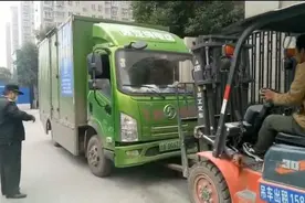 货车“崴脚”行路难 小叉车赶来救援图片