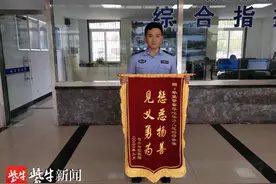 加了“陪玩”小姐姐微信后 这个“老板”被警察铐走了图片