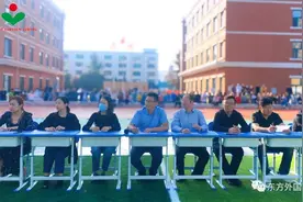 东方少年激扬青春 军训会操献礼国庆图片
