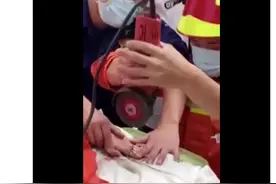 心疼又好笑！手指被卡话痨萌娃说消防员对不起图片