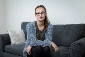 19岁女孩渴望父爱惨遭拒，其父亲曾喂她大量止痛药而被判入狱图片