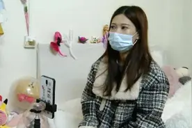 吓死人！女主播凌晨发现床下有个男人，对方还说：我喜欢你很久了图片