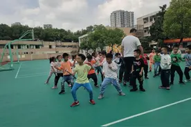 让孩子们跑起来 | 每周一节击剑课，杭州朝晖实验小学在校内建起击剑馆图片
