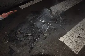 吓人！母亲带娃骑电动车回家 半路车着了图片