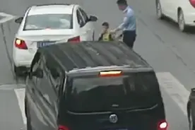 大手牵小手！男孩过马路多次被车流吓退 路过辅警牵他走过斑马线图片