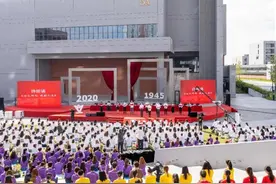 昨天上戏迎新，院长黄昌勇点了好几位新生名字，校友吉雪萍25年后又成代表图片
