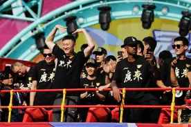 身兼数职马不停蹄，杜锋：今年是我教练员生涯里最困难的一年图片