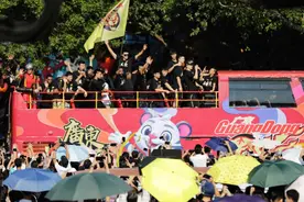 广东男篮登上冠军花车巡游，赵睿徐杰“组CP”调侃胡明轩图片