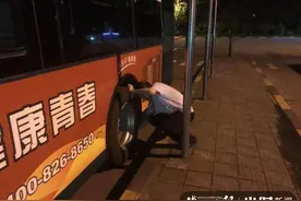 年轻人半夜归家，老人凌晨买菜…夜班公交司机汤小连：我见过杭城隐秘风景图片