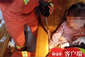 儋州一小女孩手指被卡沙发缝 消防员1分钟快速救援图片