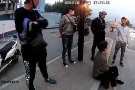 “这是哪里？我为什么到这里来啊？”杭州女子坐在街头，一句话让人太心酸图片
