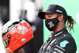 体坛联播｜舒马赫儿子送上父亲头盔，汉密尔顿91冠追平传奇图片