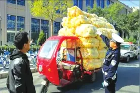 电动三轮车变身“小胖墩”私自改装的车主被罚款50元图片