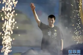 广东宏远队举行CBA总冠军巡游图片