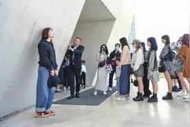 长沙一景区保安拍照太好成“网红”，为了等他拍照，游客排起百米长队图片