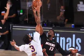 湖人时隔10年再夺总冠军，詹姆斯重启紫金王朝！湖人老板致敬科比图片