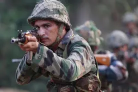 印度士兵4枪打死指挥官 持上膛步枪在逃拒绝投降图片