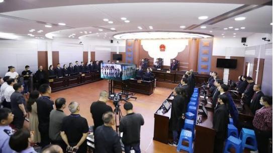 终于被端了！当众枪杀女孩后，他还当了25年国家干部