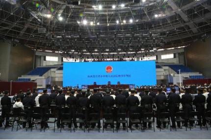 终于被端了！当众枪杀女孩后，他还当了25年国家干部