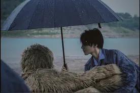 王俊凯雨中写真浪漫文艺 胶片质感尽显清冷帅气图片