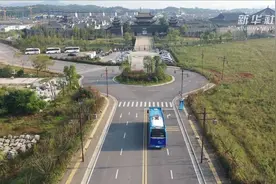 5G无人驾驶公交跑进长沙铜官窑古镇视频封面