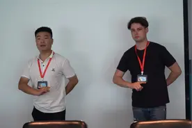 外国人体验中华国粹魅力，海洋馆里上演京剧快闪图片