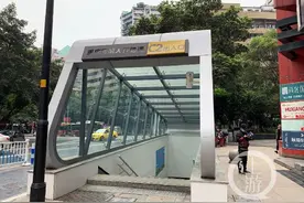 透明胶带能粘牢一大块破碎玻璃？路过重宾人行地通时请注意安全图片