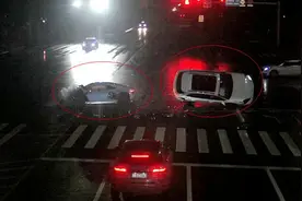 奥迪R8闯红灯撞翻卡宴上热搜，车损近200万！网友：必须围观……图片