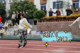 57秒丨太妖娆！高一男生和女同学跳网红热舞凭实力抢镜视频封面