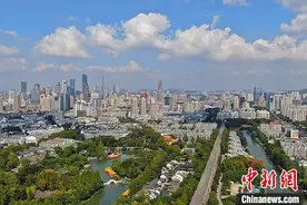 航拍秋高气爽的“通透”南京城图片