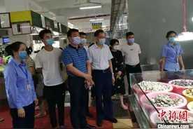 三亚一海鲜店欺诈消费者被吊销营业执照 店主等被行拘图片