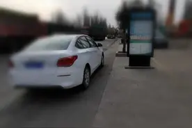 私家车“任性”停靠公交站点被举报 交警回应：办了图片